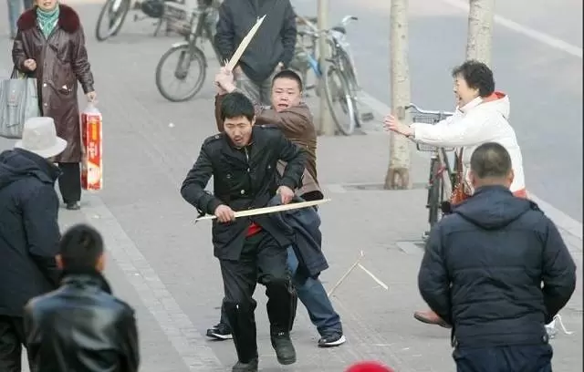 做梦梦到死人打架什么意思意思,做梦梦见跟熟人打架插图