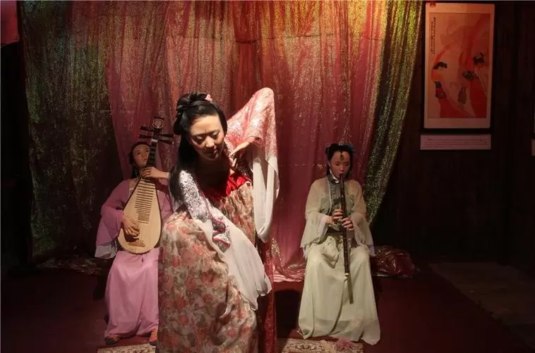 做梦去妓院但出来了 梦见自己误入声色场所插图