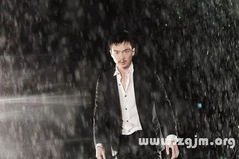 做梦梦到下小雨自己被淋湿了,梦见雨水淋湿自己是什么意思插图