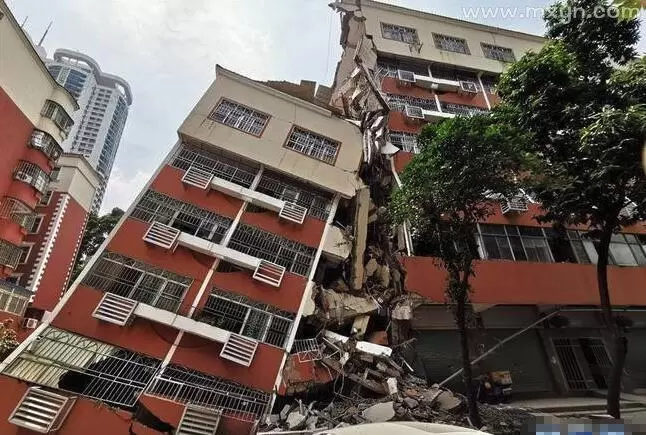 梦到大楼倒塌是什么意思,梦见大楼在眼前倒塌插图1