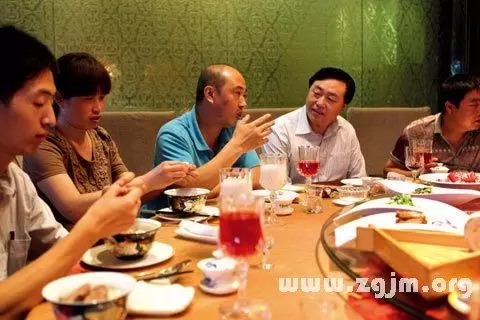 做梦在前领导家吃饭 梦见领导在自己家吃饭插图