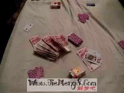 梦见自己赌牌意味着什么 梦到抓赌博 我逃走了插图