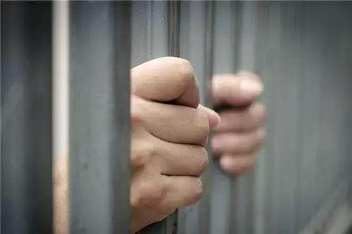 做梦梦见要坐牢 男人梦见自己进监狱了插图