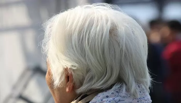 做梦涨白头发什么原因 做梦拔白头发是怎么回事插图