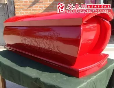 梦见有人用汽车当棺材吉凶 梦见棺材下有车好不好插图