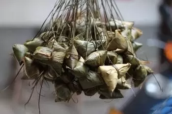 梦见自己和别人包粽子 周易五行分析插图