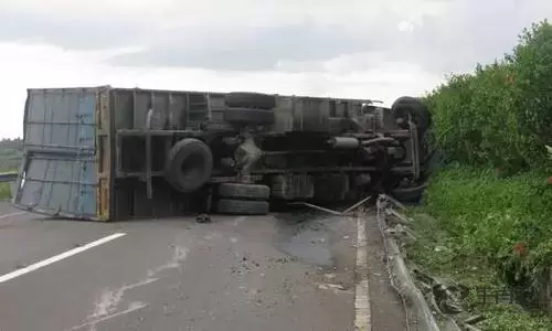 梦见货车翻车是什么预兆,梦见别人把大货车开翻了插图2