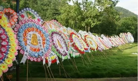 做梦有好多花圈 梦到坟上放着好多花圈插图