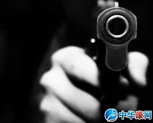 做梦梦见和别人开枪,梦见被人开枪打死插图