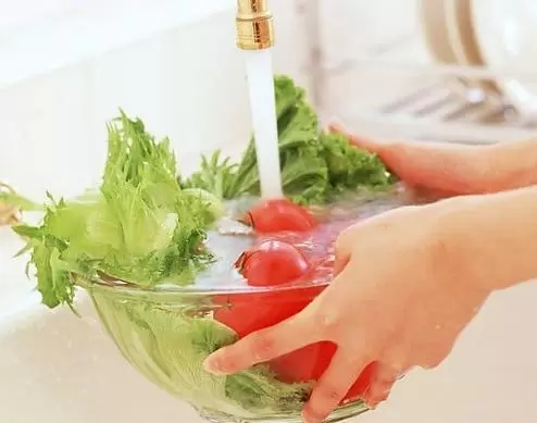 做梦梦见洗菜什么意思啊 梦见自己洗菜代表什么插图