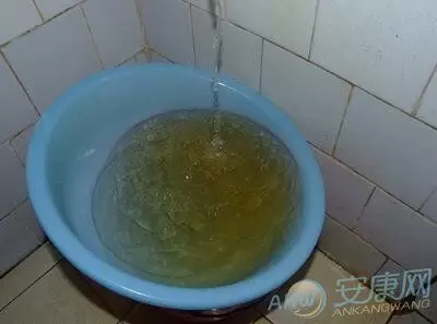 做梦洗澡人多水脏 梦见自己洗澡水少水脏是什么意思插图