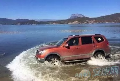 做梦梦到自己的车掉到水里,做梦梦到掉水里了插图