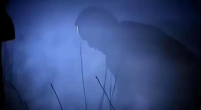 做梦梦见床下有死人头,做梦梦见有人去世插图