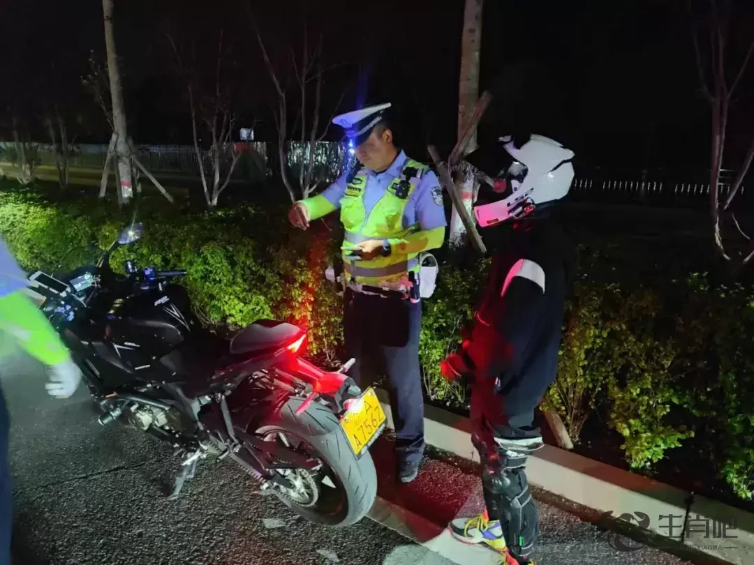 西宁交警依法查扣3辆大排量改装排气摩托车插图