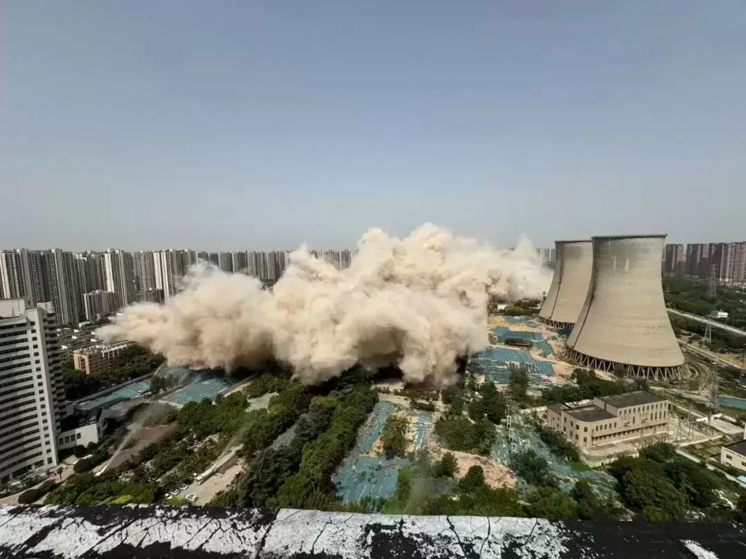 用时20秒，6座烟塔爆破拆除！网友：郑州再无“电厂路”插图1