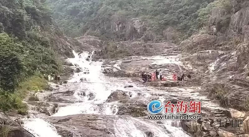 4名游客爬山被困，前路是瀑布身后是陡坡，他们进退两难他穿越瀑布来了插图