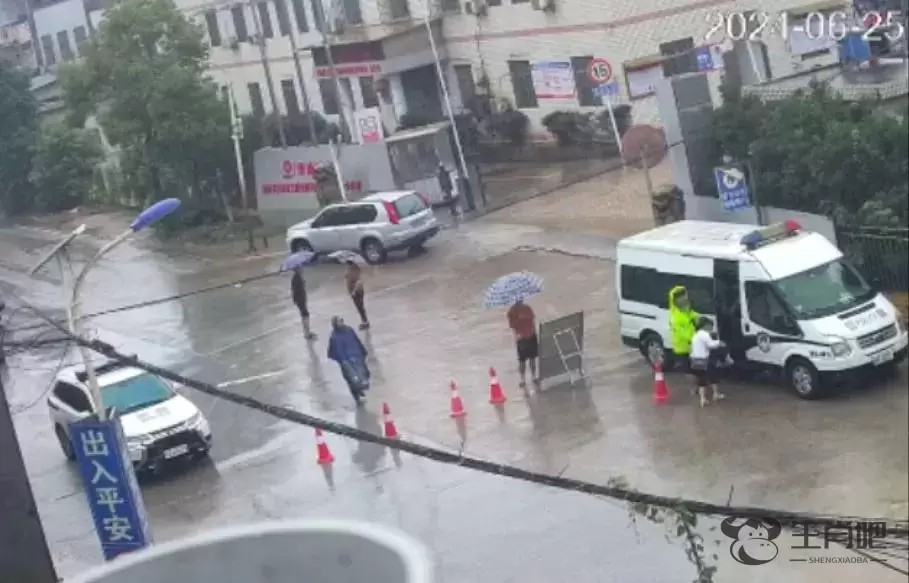 长沙两女子路遇涵洞积水“拦路”，交警：快上车！插图