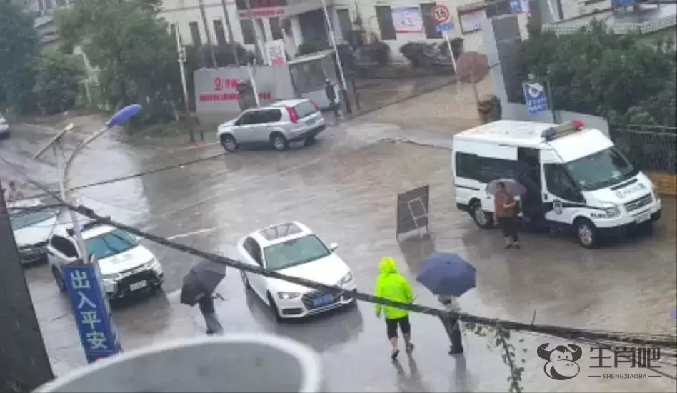 长沙两女子路遇涵洞积水“拦路”，交警：快上车！插图1