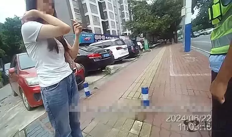 “救我”“他绑架我”！柳州一小车内，传来女子呼救声！关键时刻，他们冲了上去插图2