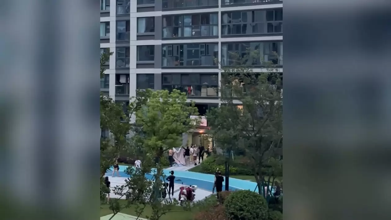 一小区突发火灾男子从9楼坠落 危急时刻“好邻居”们出手了插图