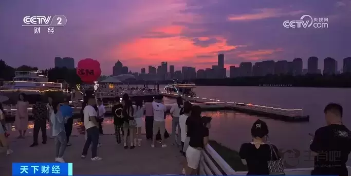 爆单！这笔“清凉生意”，热度飙升！消费者络绎不绝，什么这么火？插图2