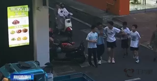 这群小学生走着走着 “捡”了一个小孩儿……插图1