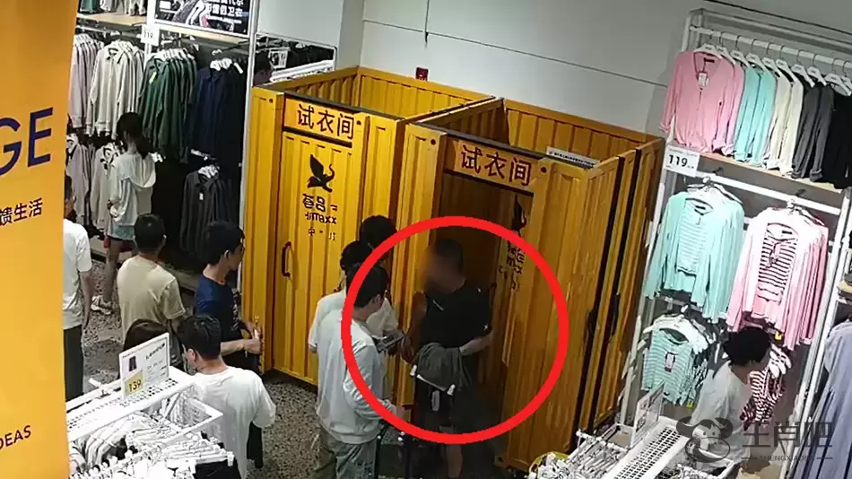 为躲避警报器，男子用指甲钳剪标签在商场“零元购”，被刑拘插图1