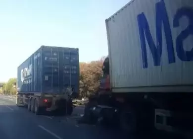 事发上海！两辆集卡追尾，驾驶室严重变形，被困驾驶员获救送医插图
