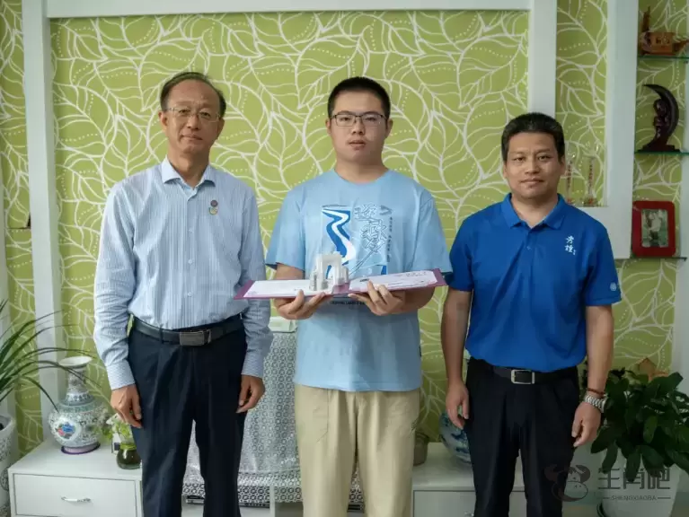清华今年首批本科生录取通知书送达，新生礼物是《邓稼先传》插图3