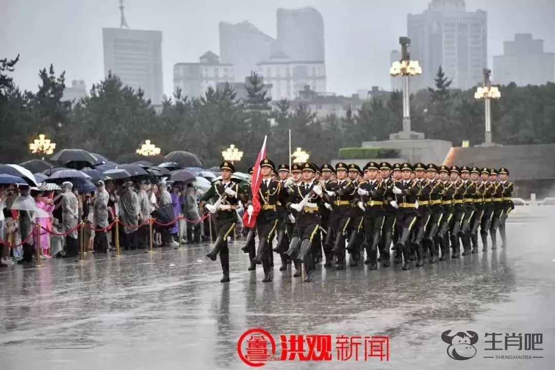 大雨中的南昌八一广场，这一幕幕震撼人心！插图1