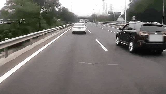 北京一司机多次别车、做出侮辱性手势！北京警方通报：拘！插图1