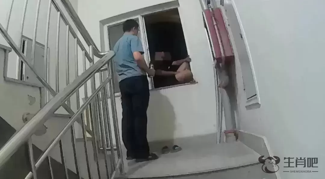 真悬！男子11楼窗台欲轻生  民警紧急关头一把搂回插图2