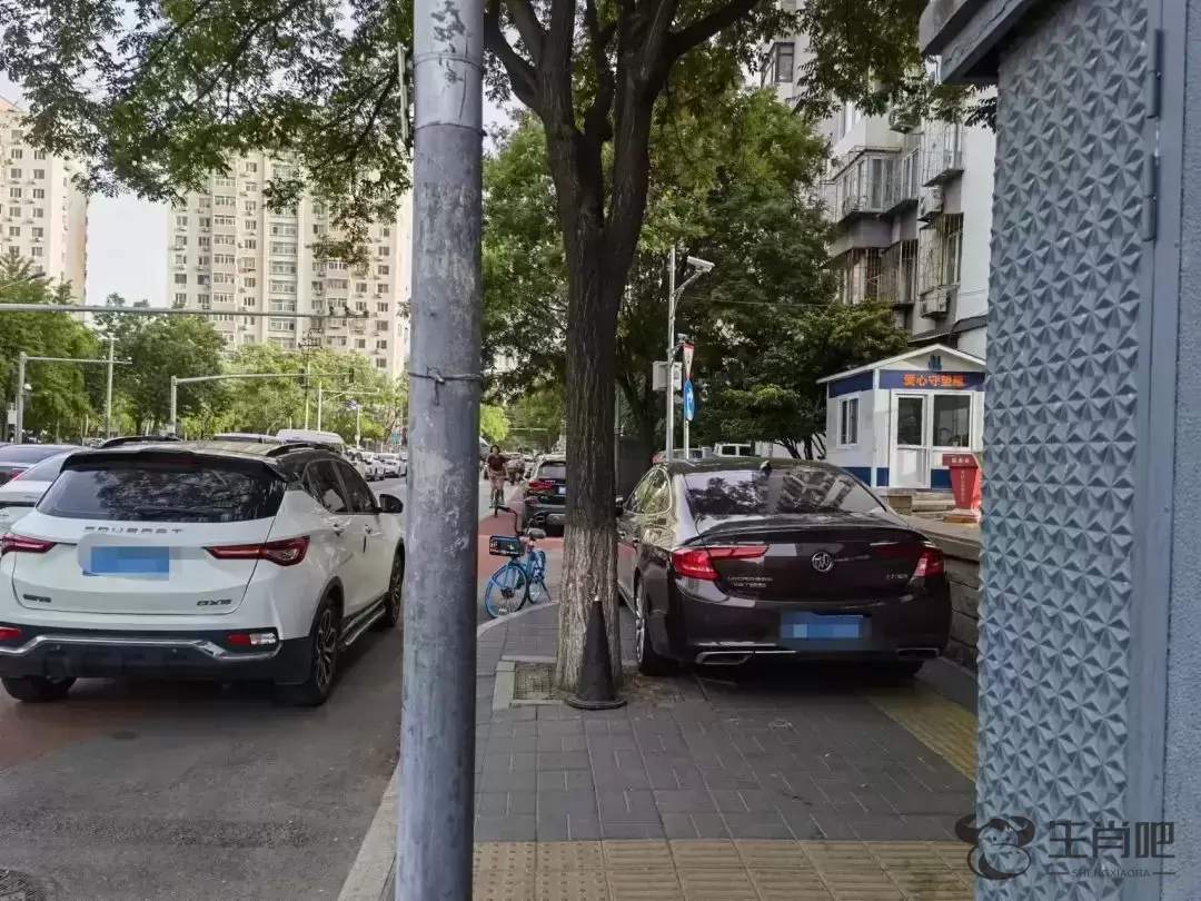 变电箱占人行道，这处碍事的“城市家具”能移动吗？插图2