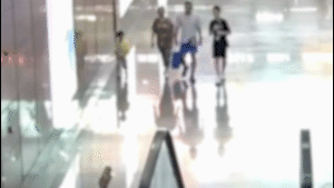 4岁男孩被她一路“尾随”，网友却一致叫好……插图1