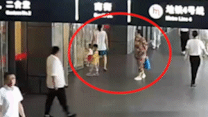 4岁男孩被她一路“尾随”，网友却一致叫好……插图2