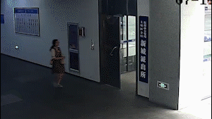 4岁男孩被她一路“尾随”，网友却一致叫好……插图4
