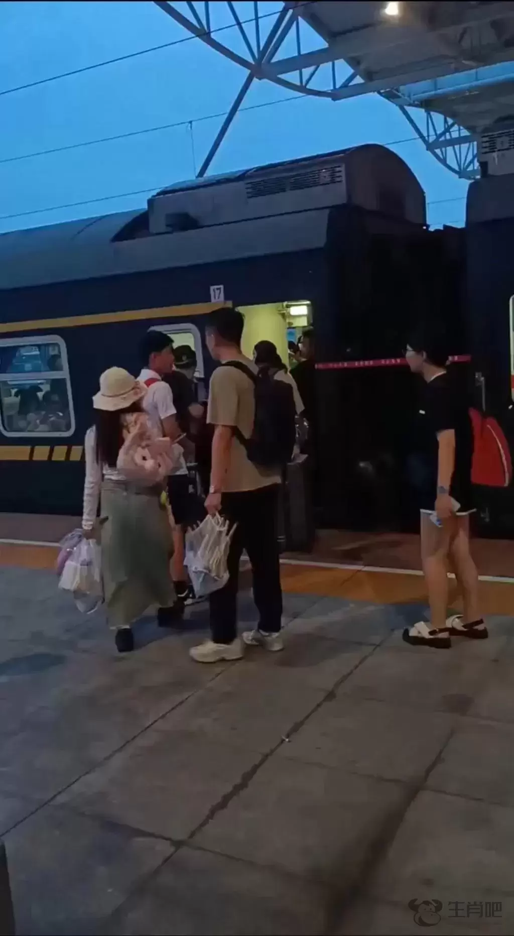 青岛某企业员工突然爆火！家住潍坊，每天花6小时通勤！一路电动车、绿皮火车、地铁，网友：请问你一个月挣几万？插图5