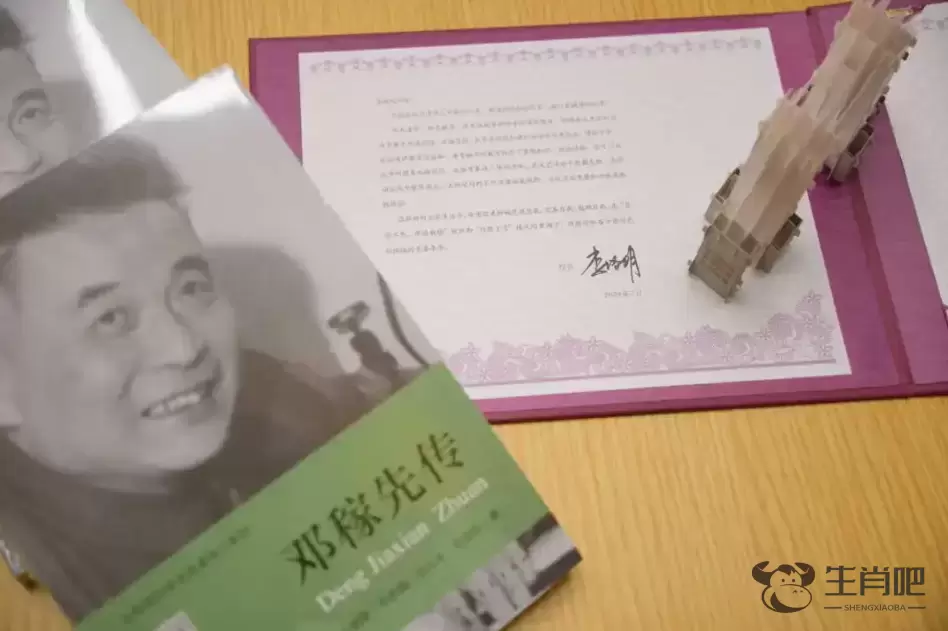 清华今年首批本科生录取通知书送达，新生礼物是《邓稼先传》插图