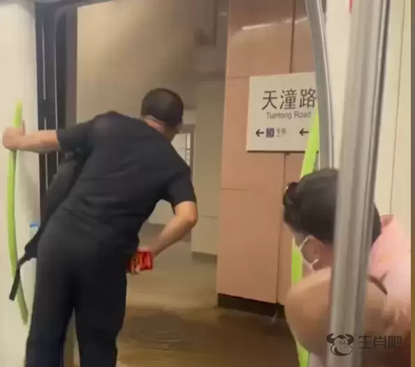 上海一地铁站漏成“水帘洞”？官方回应插图