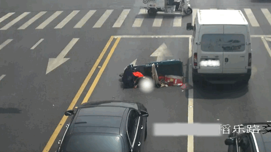 老人失控撞车，车主一看：不要你赔！插图1