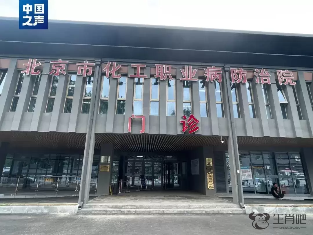 医院系统显示“满床”实际仅有2人？治疗药物直接被丢垃圾箱？记者调查插图
