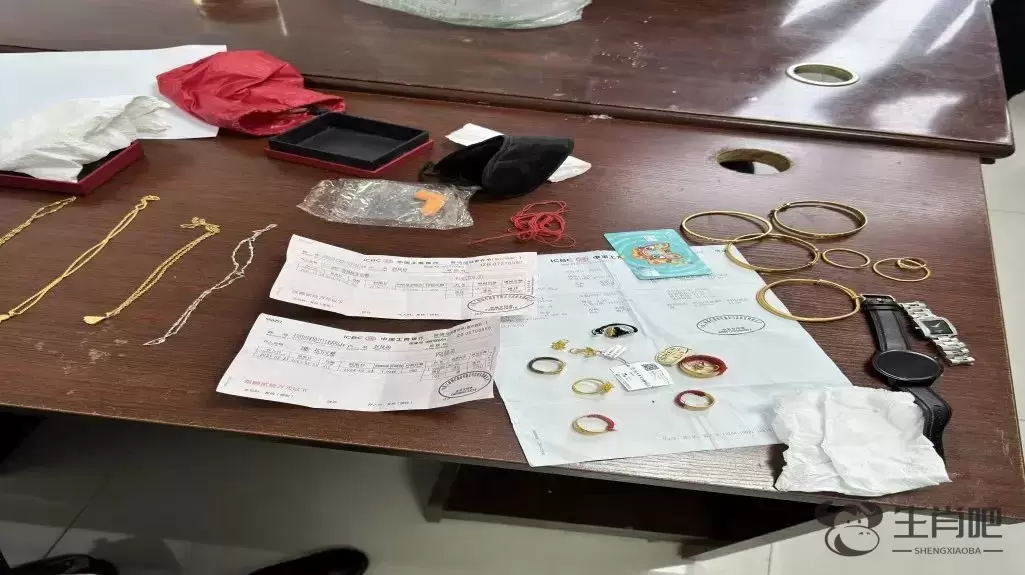 女子在小区捡到半袋大米，打开一看……她报警了插图