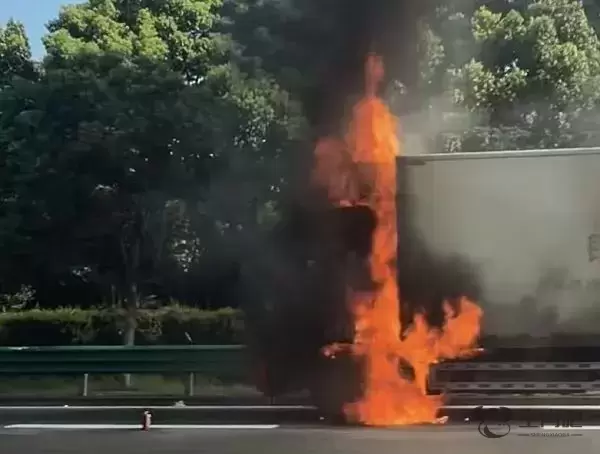 上海外环一货车突然起火，浓烟滚滚！多部门到场处置，主线道路一度无法通行插图1