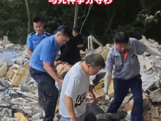 奖励大棒骨！老人拾荒跌入垃圾山，“萌新”警犬成功寻回！插图4