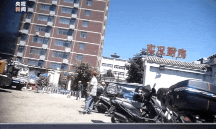 外卖热销店铺竟和废品回收站开在一起！记者调查插图4