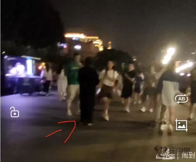 事发上海外滩！尾随塞花、强买强卖，不少情侣被人盯上，官方回应：已处置30余人插图
