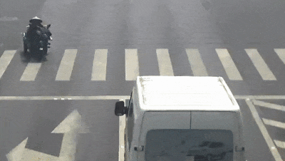 老人失控撞车，车主一看：不要你赔！插图