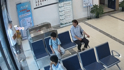三个大男人“端”着个娃进了派出所，网友：双方都很紧张插图