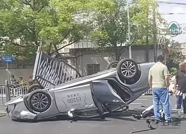 事发上海街头！两车碰擦，试乘试驾车四轮朝天，一人送医插图1
