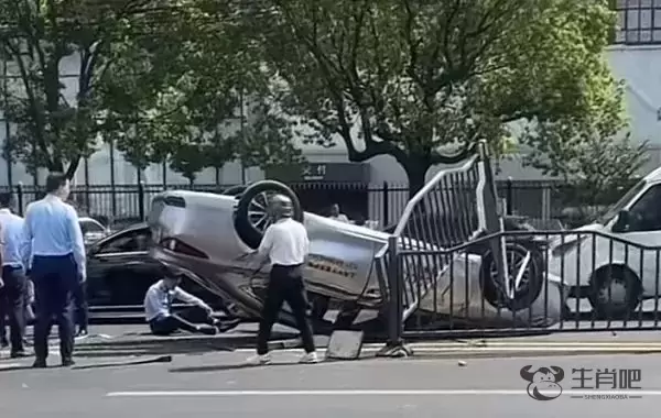 事发上海街头！两车碰擦，试乘试驾车四轮朝天，一人送医插图2